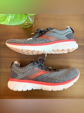GUC Brooks Transmit 3 Women’s 10.5  Performance Running Shoes Charcoal & Red